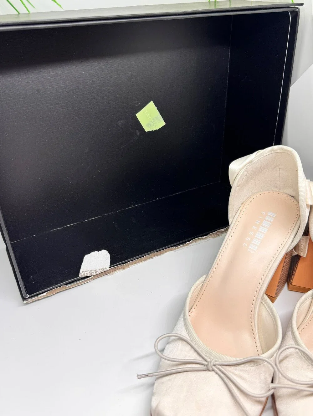Finesse Salome Ivory Pointe Pump/New/Box damage/Size 6/MSRP $108.00